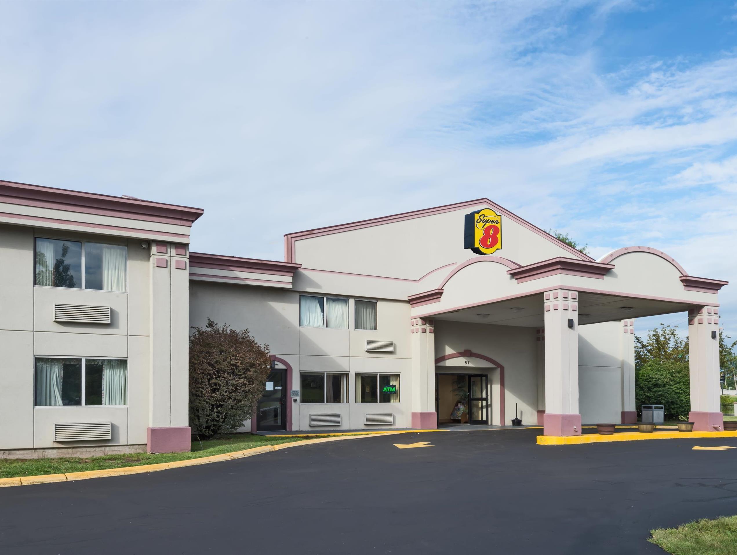 Super 8 By Wyndham Hartford Hotel Exterior photo