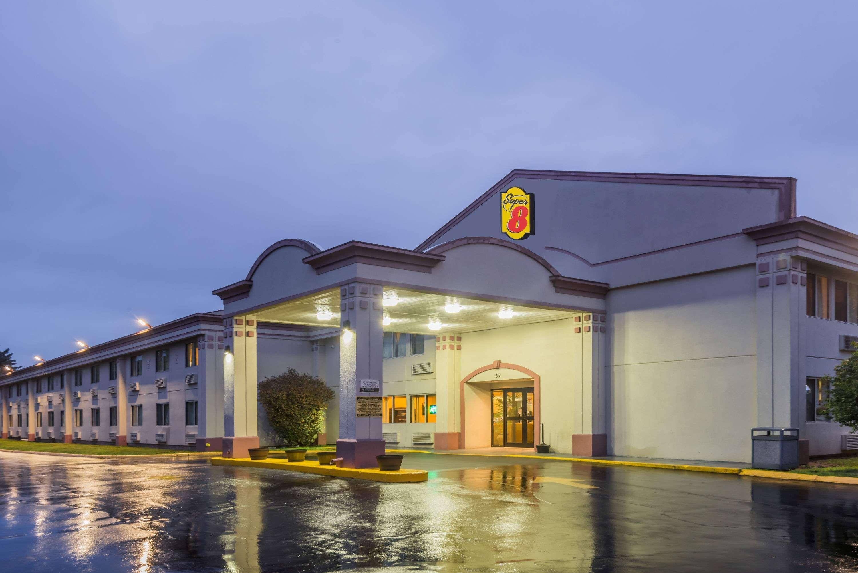 Super 8 By Wyndham Hartford Hotel Exterior photo